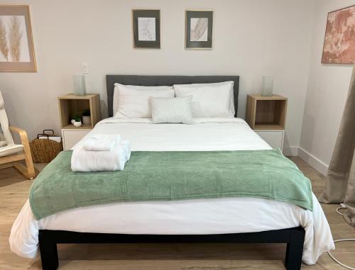 um quarto com uma cama grande e um cobertor verde em Tremblant Studio Scandinave by My Tremblant Location em Mont-Tremblant