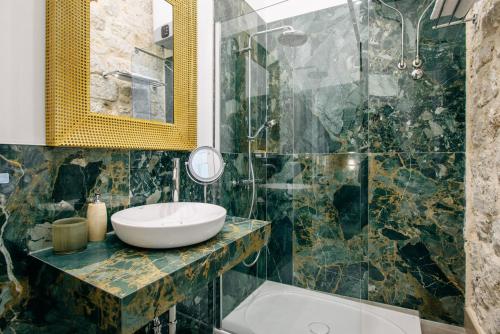 CENTRAL W ROOMS by DuHomes