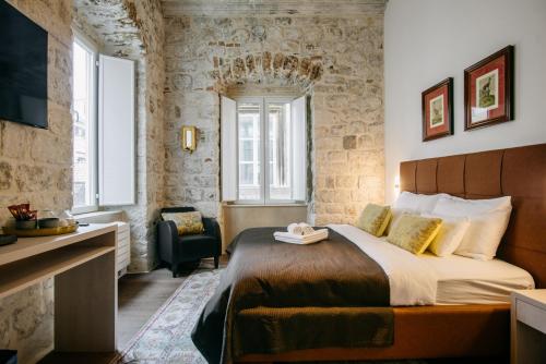 CENTRAL W ROOMS by DuHomes