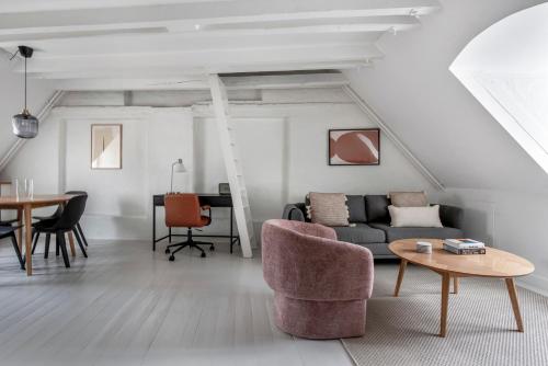 salon z kanapą i stołem w obiekcie Cozy Flats in Heart of Copenhagen Near Strøget & Højbro Plads w Kopenhadze