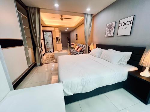 Mont kiara 5-Star Deluxe Suite 2-4pax في كوالالمبور: غرفة نوم مع سرير وغرفة معيشة