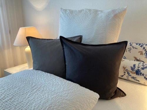 łóżko z niebiesko-białymi poduszkami w obiekcie Ruhiges Zimmer in guter Lage in Aalen/Unterkochen w mieście Aalen