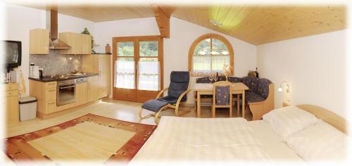 ein Wohnzimmer mit einer Küche und einem Esszimmer in der Unterkunft Uta's Ferienhof in Sankt Gallenkirch