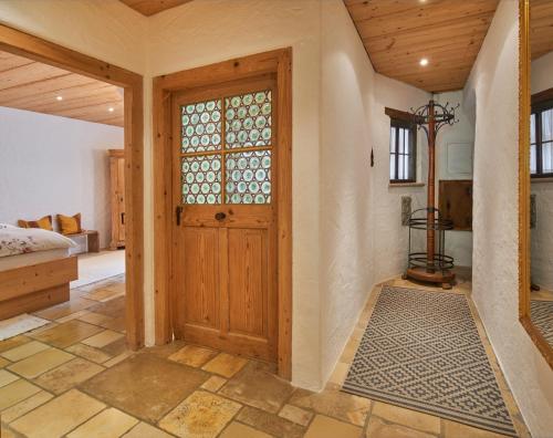 ベルナウ・アム・キームゼーにあるSteinbachhof Chiemseeの木製のドアとベッドルームが備わる客室です。