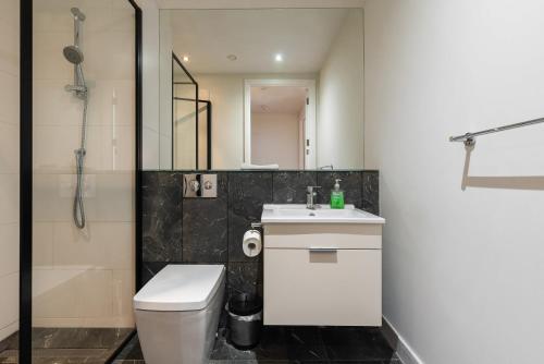 uma casa de banho com um WC, um lavatório e um chuveiro em Fernbank One em Dublin