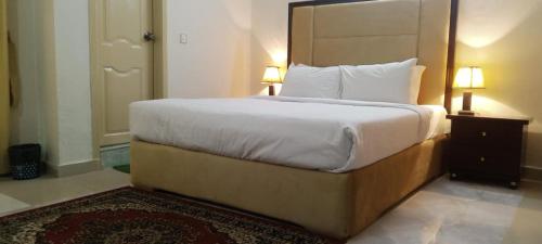 Vuode tai vuoteita majoituspaikassa Impeccable 3-Bed Apartment in Lahore