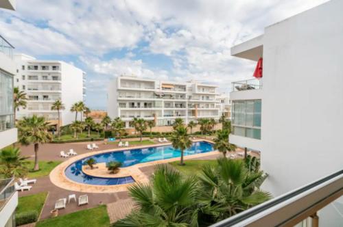 - une vue aérienne sur un complexe avec une piscine dans l'établissement Appart 100 m2 haut standing en bord de mer, à Casablanca