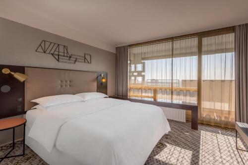 Postel nebo postele na pokoji v ubytování Four Points by Sheraton Munich Arabellapark