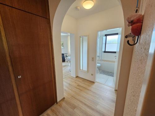 um corredor com uma porta para uma casa de banho com um WC em Ferienwohnung Bergblick - a66742 em Bad Sachsa