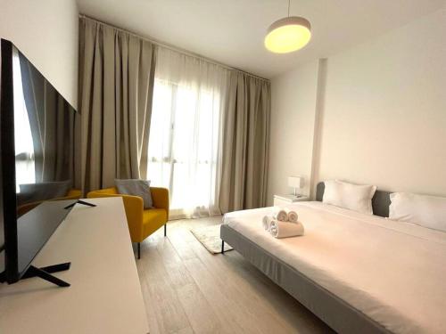 Postel nebo postele na pokoji v ubytování Dar Vacation- Modern 1BDR Apartment Jumeirah View