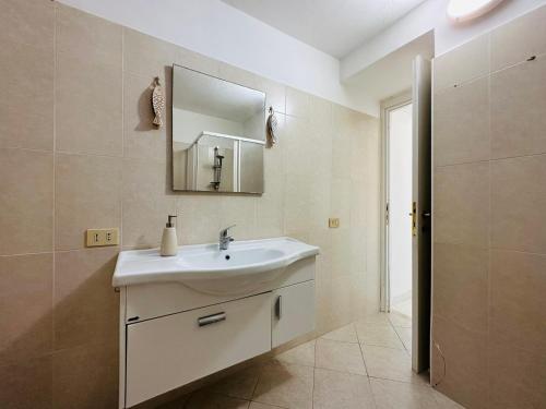uma casa de banho com um lavatório e um espelho em Casa Silvia - Immobilevante em Ponza