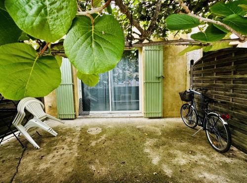 uma bicicleta estacionada ao lado de uma casa com uma janela em Clos de la Noria em Pont-Saint-Esprit