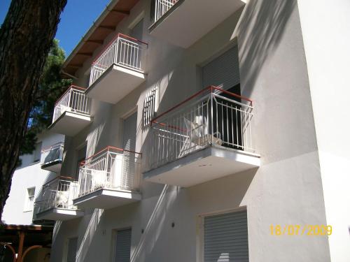 un edificio blanco con balcones en un lateral en Hotel Villa Alberta B&B, en Cesenatico