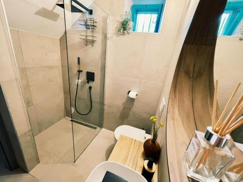 een badkamer met een douchecabine en een toilet bij Family-sized renovated Istrian house w/lavand field - 20min from Rovinj. in Žminj