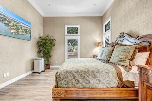 a bedroom with a bed with a wooden headboard at The Villa on Matern New Listing in Horseshoe Bay