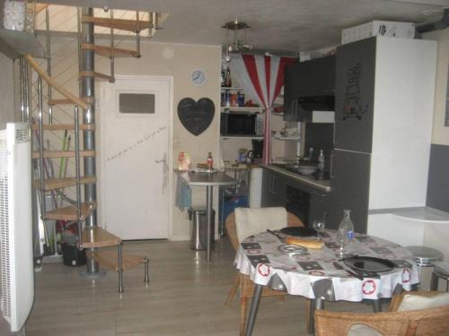 une cuisine et une salle à manger avec une table et des chaises dans l'établissement Cabanon aux Goudes Marseille calanques, à Marseille