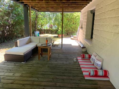 d'une terrasse avec un canapé, des chaises et une table. dans l'établissement L'OCEANE, à Royan