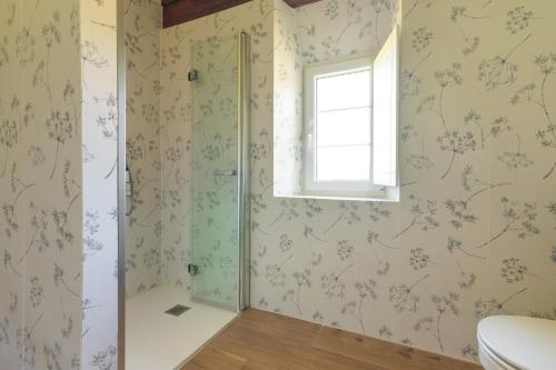 a bathroom with a shower and a window at Villa Colasa, casa rústica con encanto en Selaya in Selaya