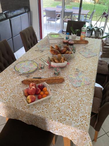 een tafel met fruitschalen erop bij Chambre indépendante étage in Saint-Georges-du-Bois