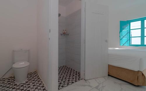 Bilik mandi di Loccal Collection Hotel Komodo