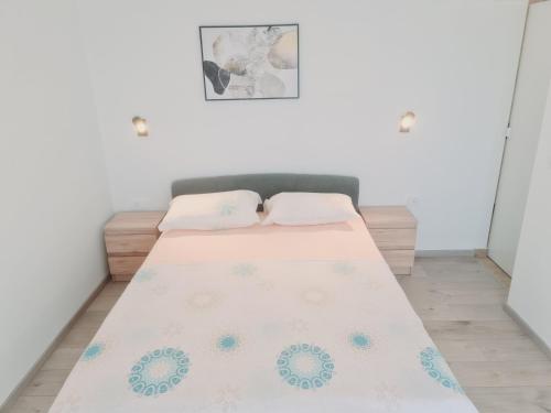 una camera da letto con un letto coperto di Apartments Pavlić a Saplunara