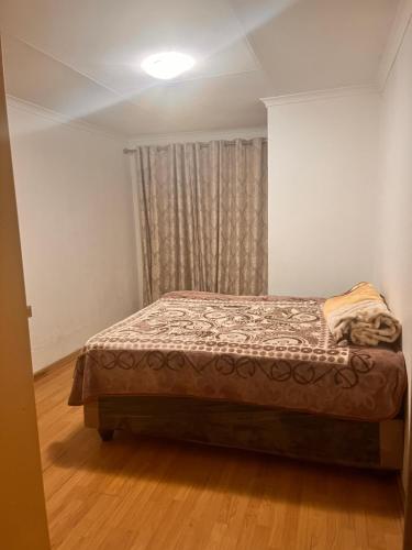 sypialnia z łóżkiem w pokoju z oknem w obiekcie 8 on twentieth w mieście Brakpan