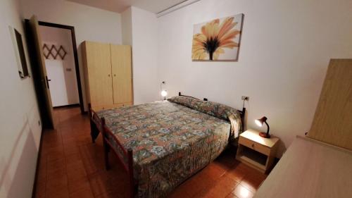 ビビオーネにあるQuadrangoloのベッドルーム1室(ベッド1台、ドレッサー付)
