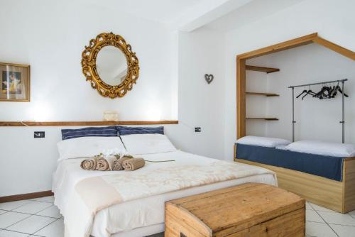 een slaapkamer met een bed en een spiegel bij Casa Vacanze Linda in Gera Lario