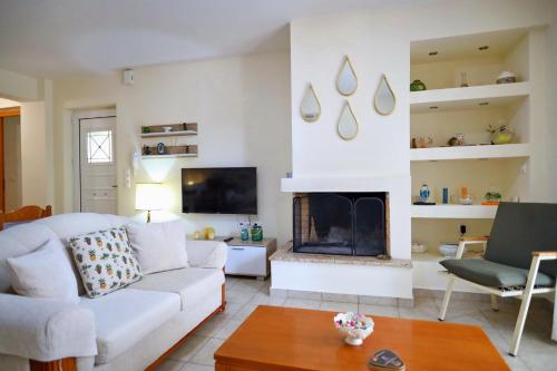 納弗帕克托斯的住宿－Fou's apartment，客厅配有白色沙发和壁炉