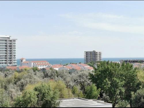 uitzicht op een stad met gebouwen en bomen bij Star Aparthotel mobilat lux cu vedere la mare si parcare in Mamaia Nord – Năvodari