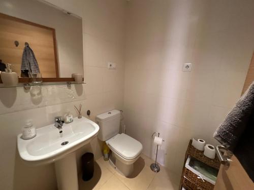 ein Badezimmer mit einem weißen WC und einem Waschbecken in der Unterkunft Casa Leona: Fully furnished, secure golf resort penthouse apartment with gorgeous views in Murcia in Murcia