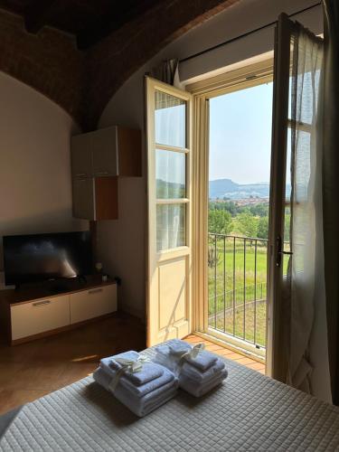 A bed or beds in a room at Vittoria Apartment