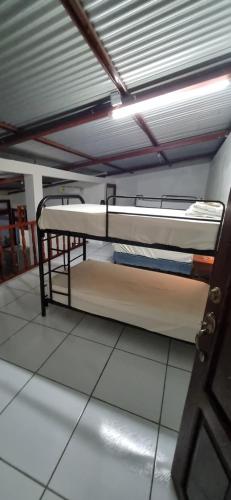 um quarto com 2 beliches num quarto em Chalet Las Cortinas em La Boquita