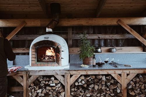 un horno de leña sobre una mesa en una cabaña en Ödevata Gårdshotell, en Emmaboda