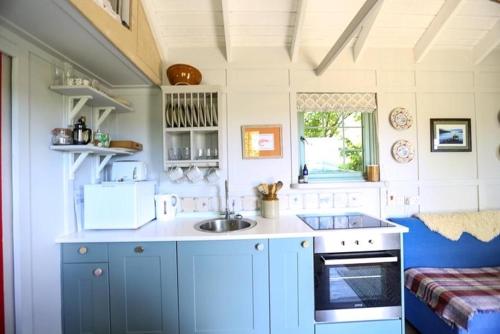 a small kitchen with a sink and a stove at Cottage Orné in Long Bredy