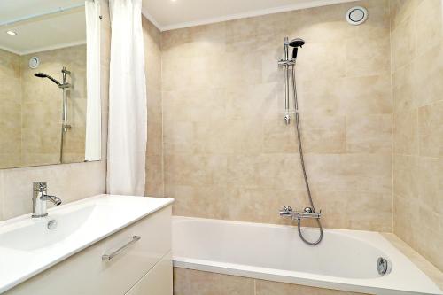 une salle de bain avec une baignoire, un lavabo et une douche dans l'établissement Magnifique 2p vue panoramique piscine grande terrasse pk, à Cannes