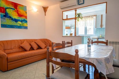 ein Wohnzimmer mit einem Sofa und einem Tisch in der Unterkunft Tina in Rovinj