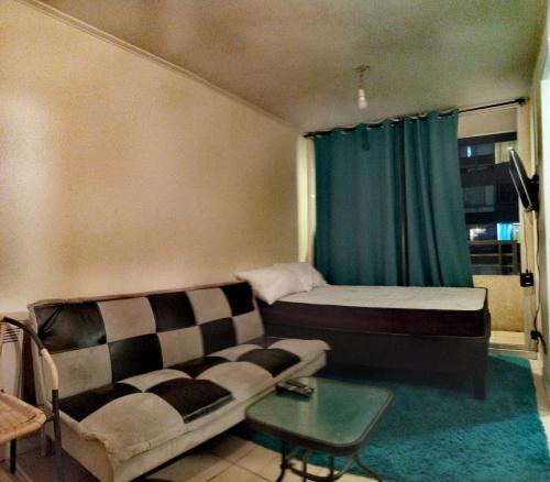 Lindo departamento equipado (Cercano a Terminal Sur) في سانتياغو: غرفة معيشة مع سرير وأريكة