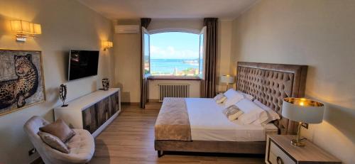 ein Schlafzimmer mit einem Bett und einem großen Fenster in der Unterkunft VillaMara in La Spezia