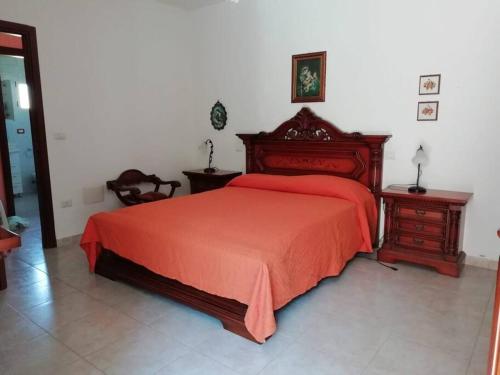 nonna Tomasina في بورتو بوزو: غرفة نوم بسرير احمر وجلستين نوم