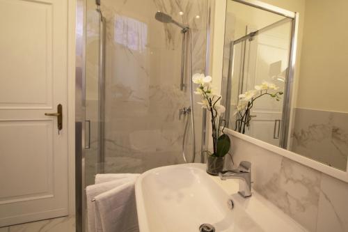 Ένα μπάνιο στο VillaMara Luxury rooms
