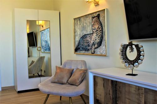 Μια τηλεόραση ή/και κέντρο ψυχαγωγίας στο VillaMara Luxury rooms
