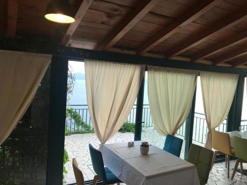 a dining room with a table and chairs at Galeb Bed and Breakfast in Baćina