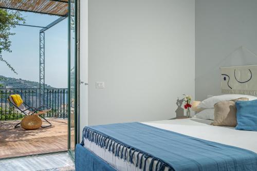 ein Schlafzimmer mit einem Bett und einem Balkon in der Unterkunft Villa Chiara in Vico Equense