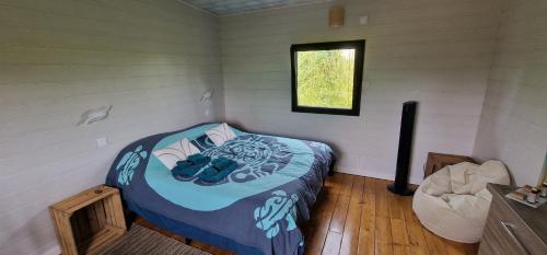 een slaapkamer met een bed in een kleine kamer bij La Meausserie 
