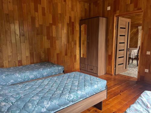 喬爾蓬阿塔的住宿－Lakeside Villa Issyk Kul，一间卧室配有一张床和一个橱柜