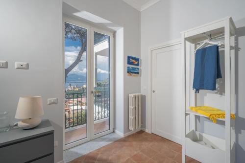 Zimmer mit einem Fenster und Stadtblick in der Unterkunft Villa Chiara in Vico Equense