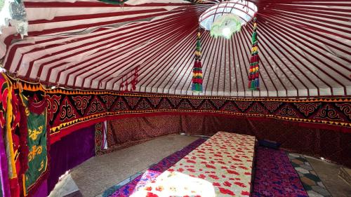 1 cama con techo rojo y alfombra en el suelo en Birchy Island en Kerben