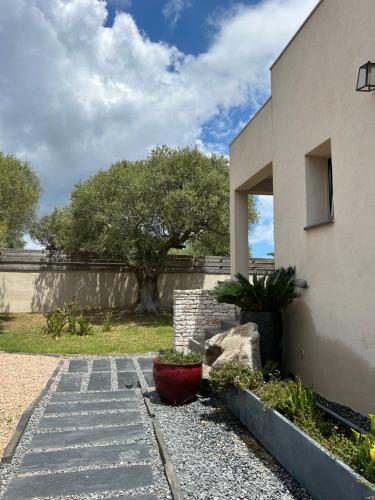 une maison avec une passerelle en pierre à côté d'un bâtiment dans l'établissement La villa Serena, à Bonifacio