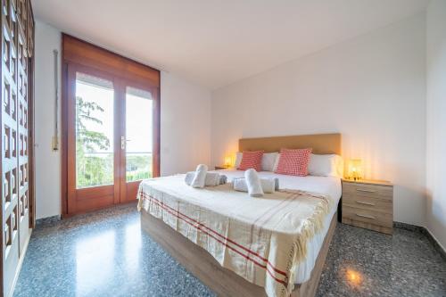 Postel nebo postele na pokoji v ubytování Villa Santa Cristina Primera Línea Playa Piscina Barbacoa Aire Acondicionado